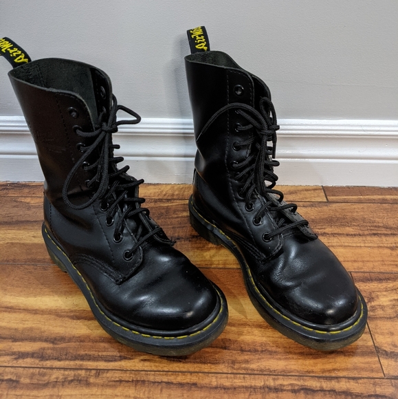 Dr Martens boots - Picture 1 of 4